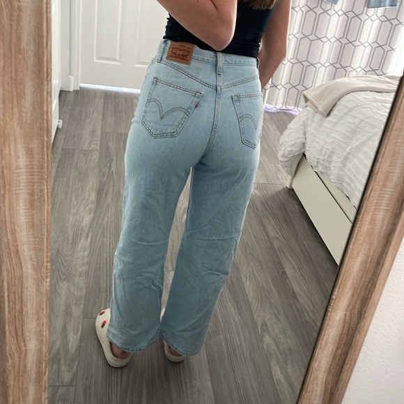 Levi’s Ultra High Waisted Straight Jean Lightwash - Picture 5 of 9